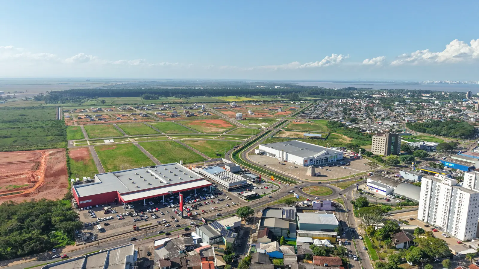 Vista aérea do bairro Guaíba Park com ruas e praças prontas