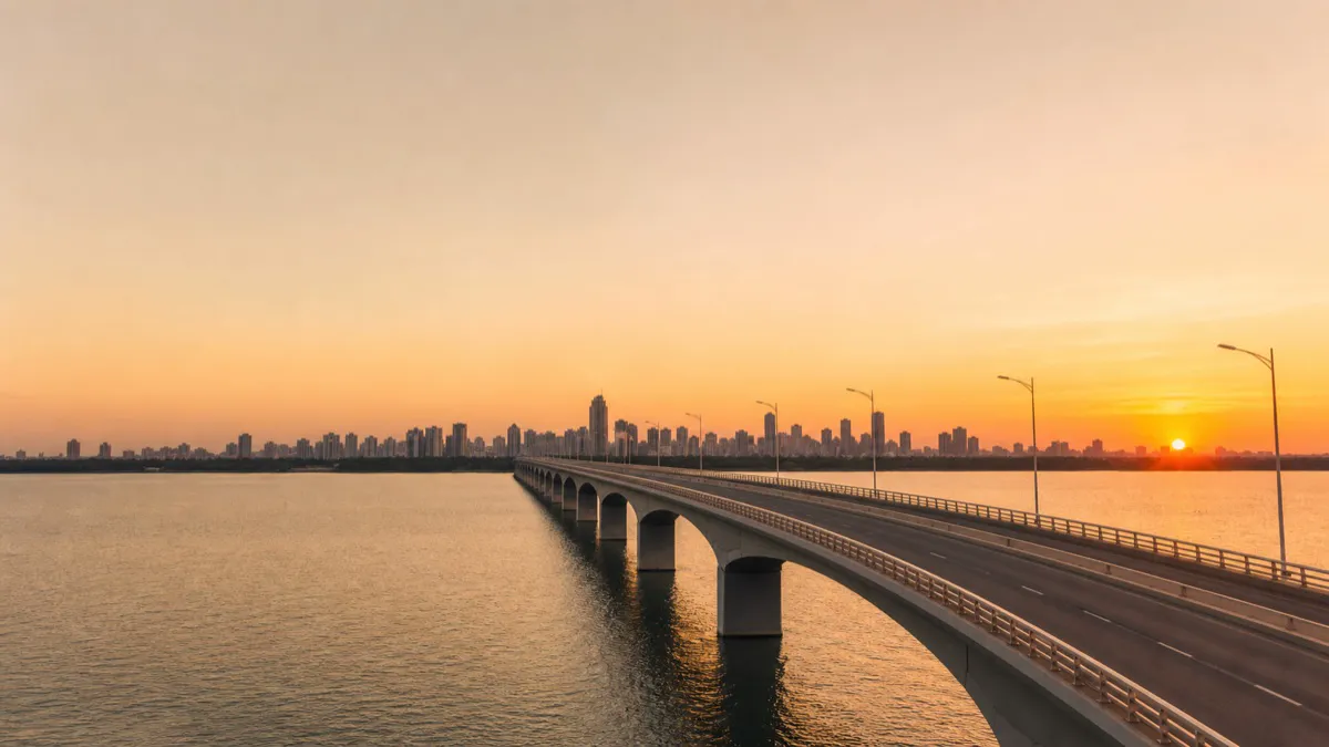 Vista aérea da nova ponte do Guaíba conectando os corredores rodoviários de Porto Alegre