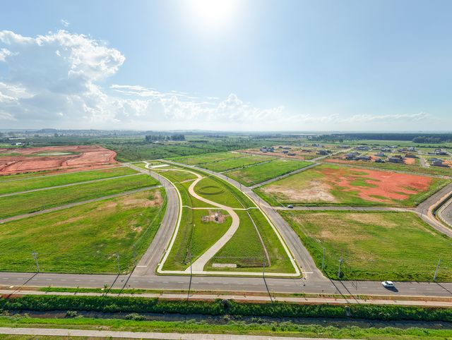 Praças e ruas pavimentadas do Guaíba Park