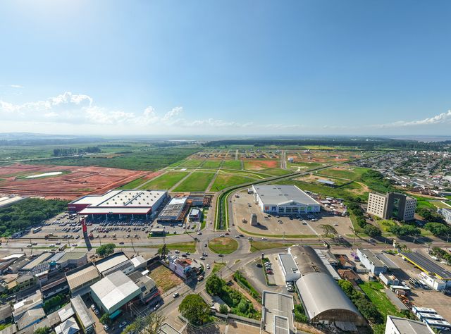Áreas verdes e arborização do Guaíba Park em Guaíba/RS